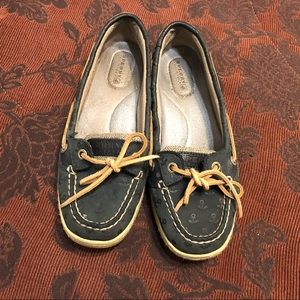 Sold————Women’s size 7 Sperrys
